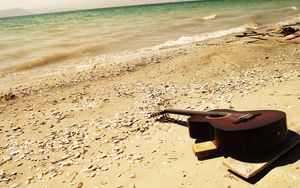 Превью обои гитара, пляж, берег, песок, камни, романтика