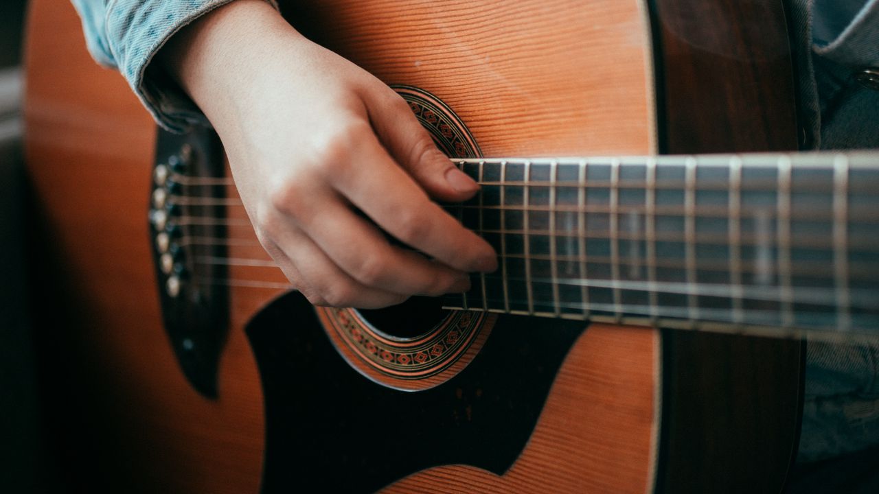 Обои гитара, рука, гитарист, музыкальный инструмент