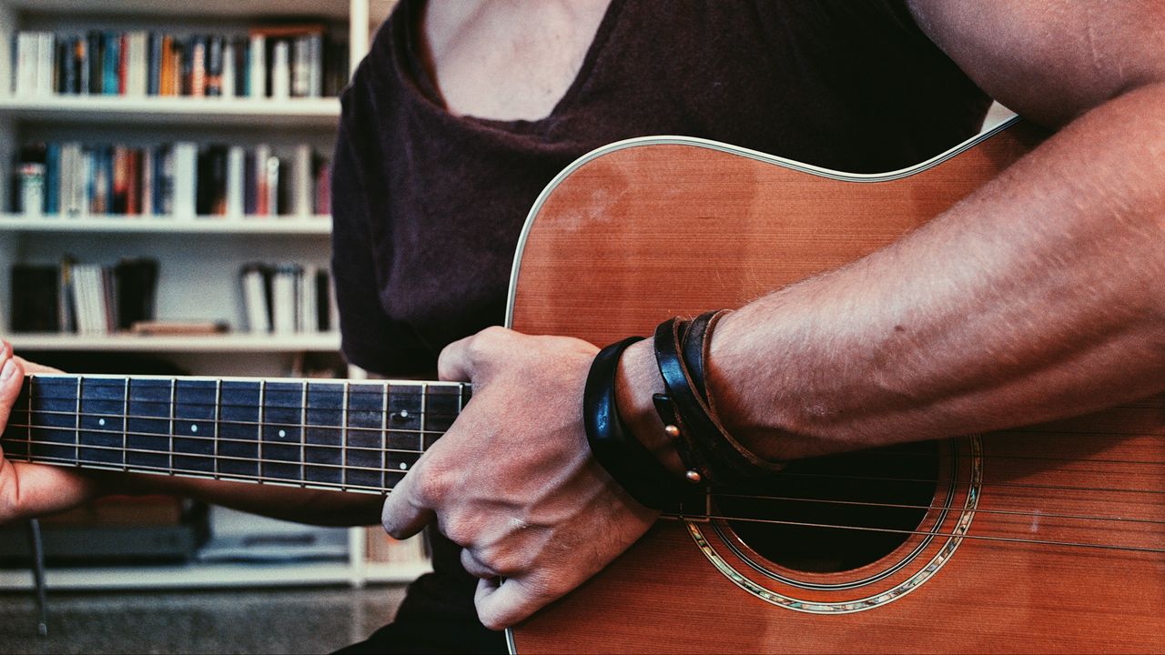 Обои гитара, рука, музыкальный инструмент