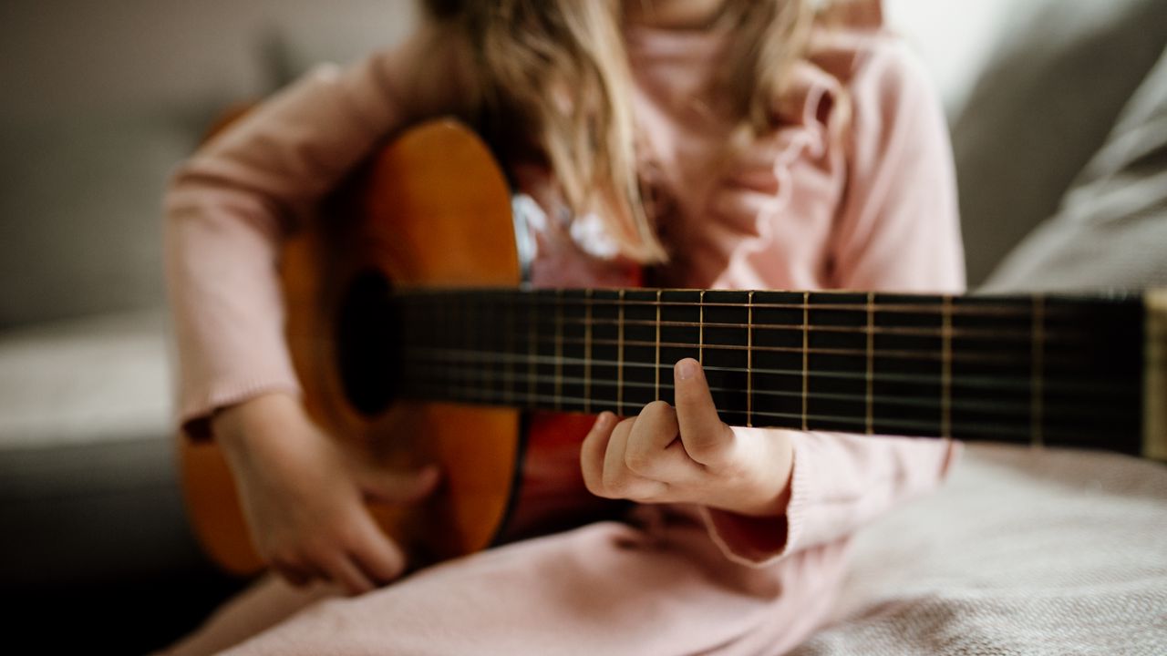 Обои гитара, струны, девочка, ребенок, рука, музыка