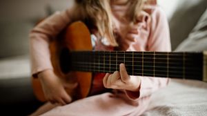 Превью обои гитара, струны, девочка, ребенок, рука, музыка