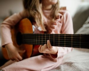 Превью обои гитара, струны, девочка, ребенок, рука, музыка