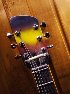 Превью обои гитара, струны, гриф, музыка, дерево, фиолетовый, желтый