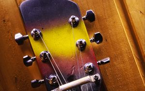 Превью обои гитара, струны, гриф, музыка, дерево, фиолетовый, желтый
