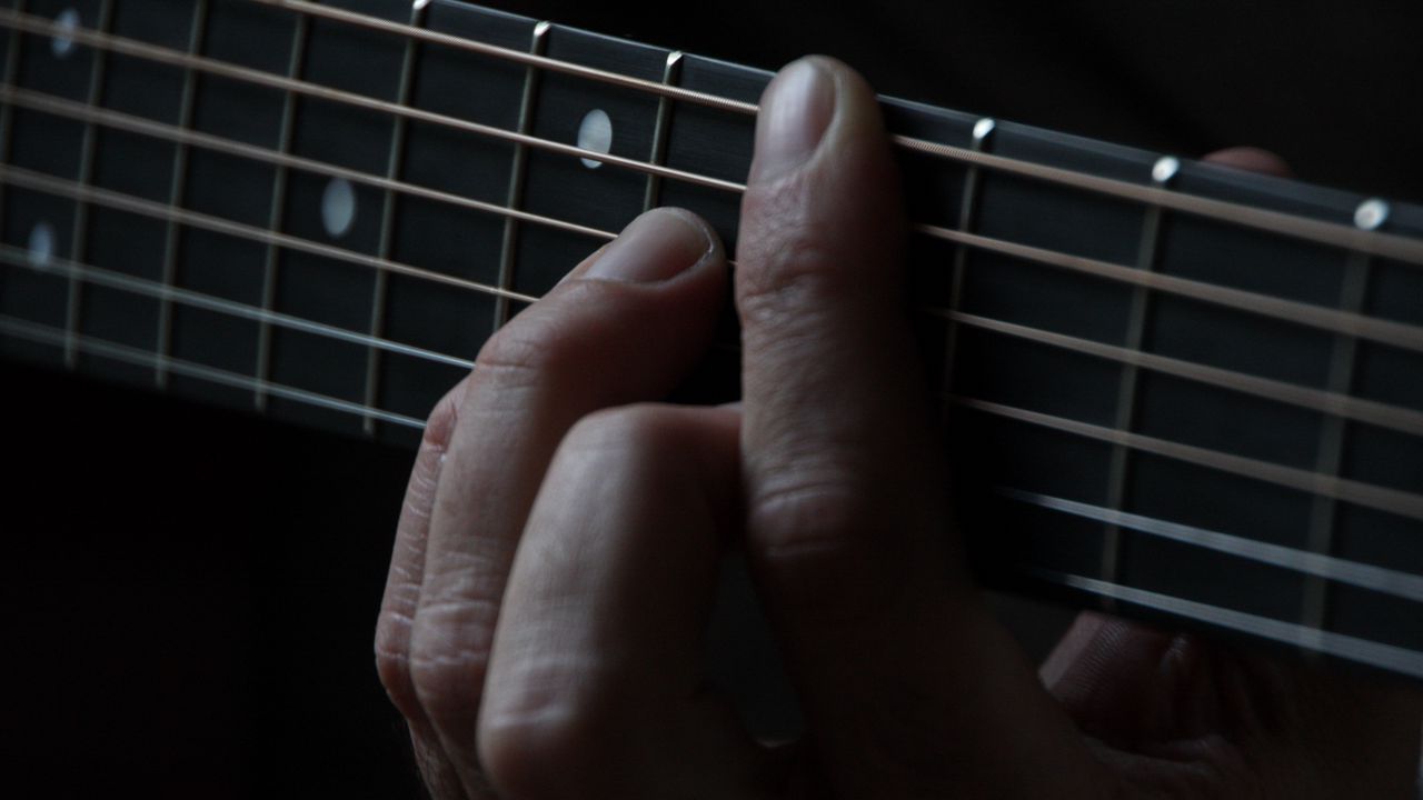 Обои гитара, струны, пальцы