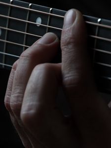 Превью обои гитара, струны, пальцы