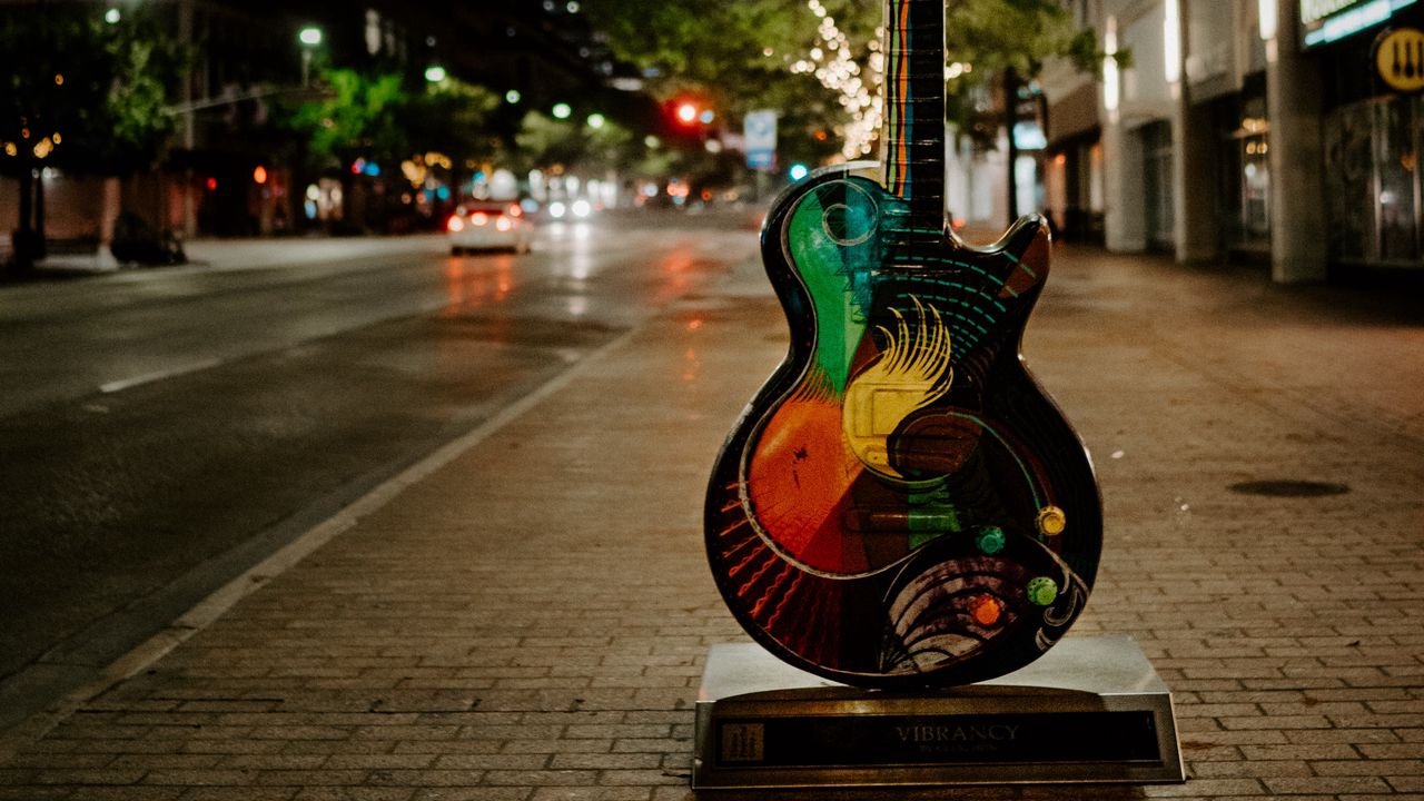 Обои гитара, улица, ночь