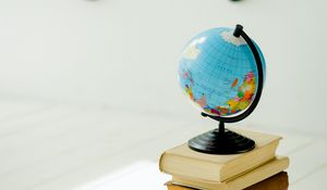 Превью обои глобус, книги, учеба, наука