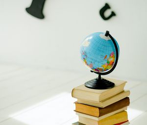Превью обои глобус, книги, учеба, наука