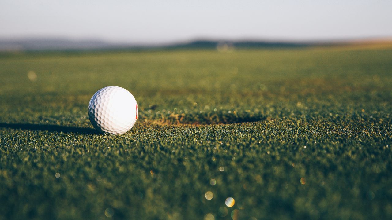 Обои гольф, мяч, лунка, газон