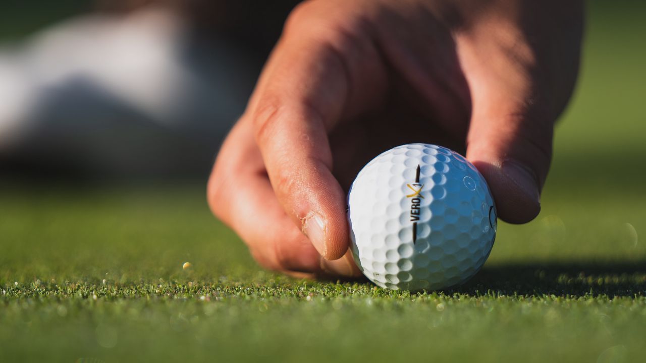 Обои гольф, мяч, рука, пальцы, трава, спорт