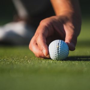 Превью обои гольф, мяч, рука, пальцы, трава, спорт