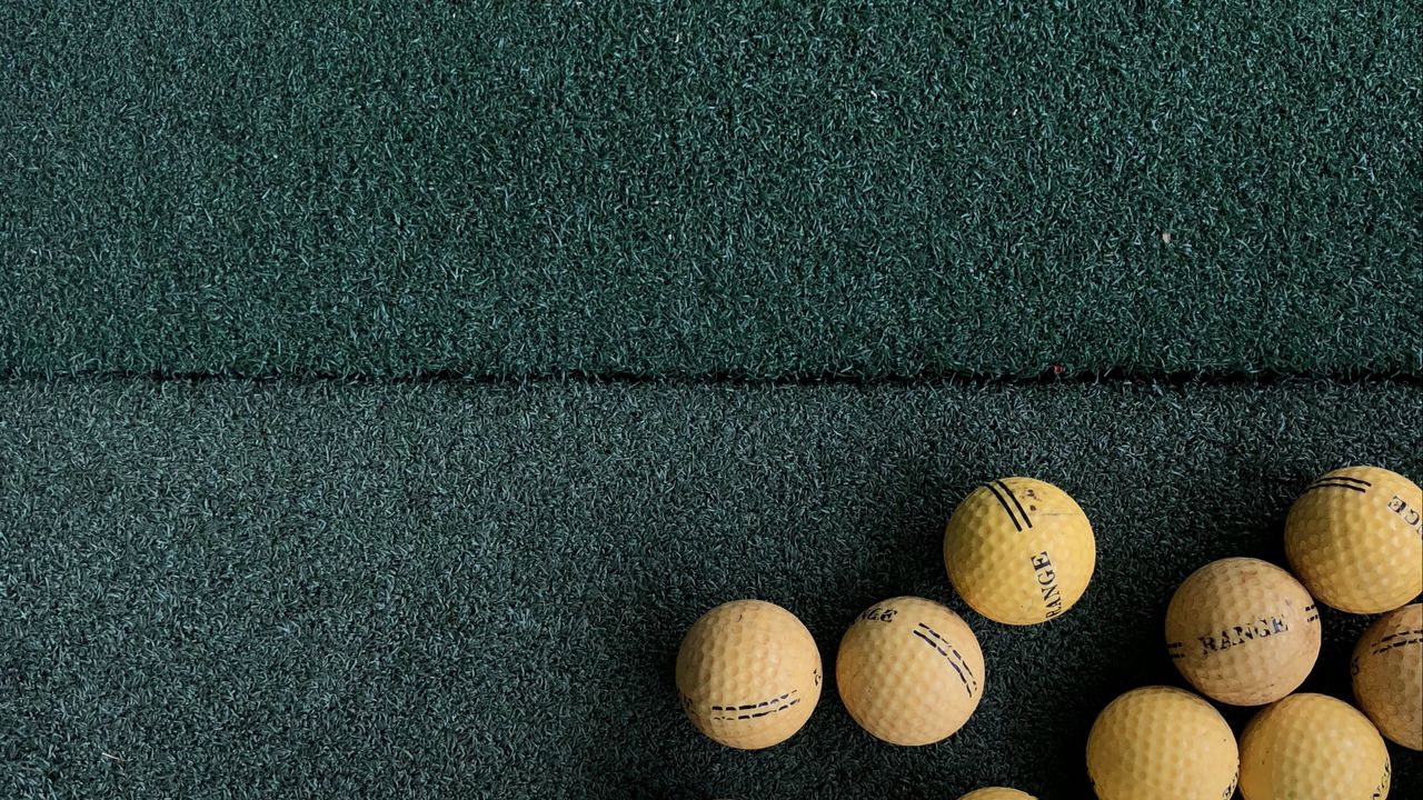 Обои гольф, мячи, газон, зеленый, желтый