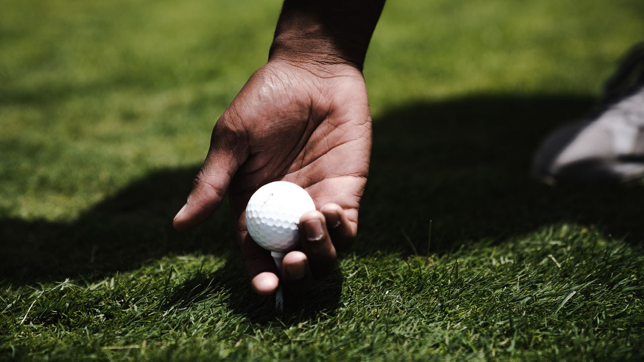 Обои гольф, рука, мяч, газон