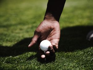 Превью обои гольф, рука, мяч, газон