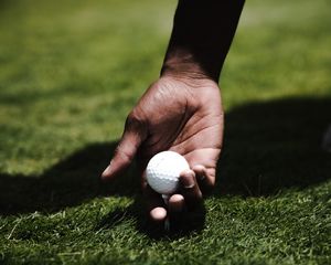Превью обои гольф, рука, мяч, газон