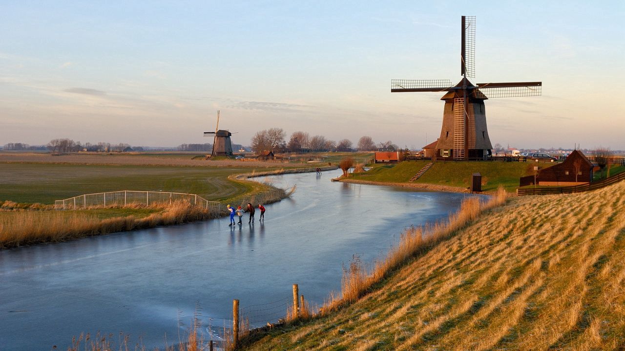 Обои голландия, мельница, озеро, песок, трава, небо