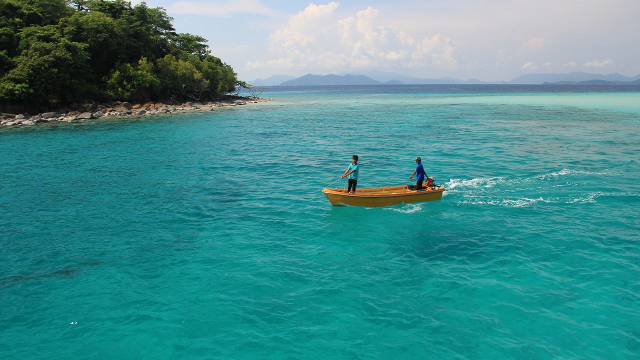 Обои голубая вода, лодка, дети, таиланд, остров