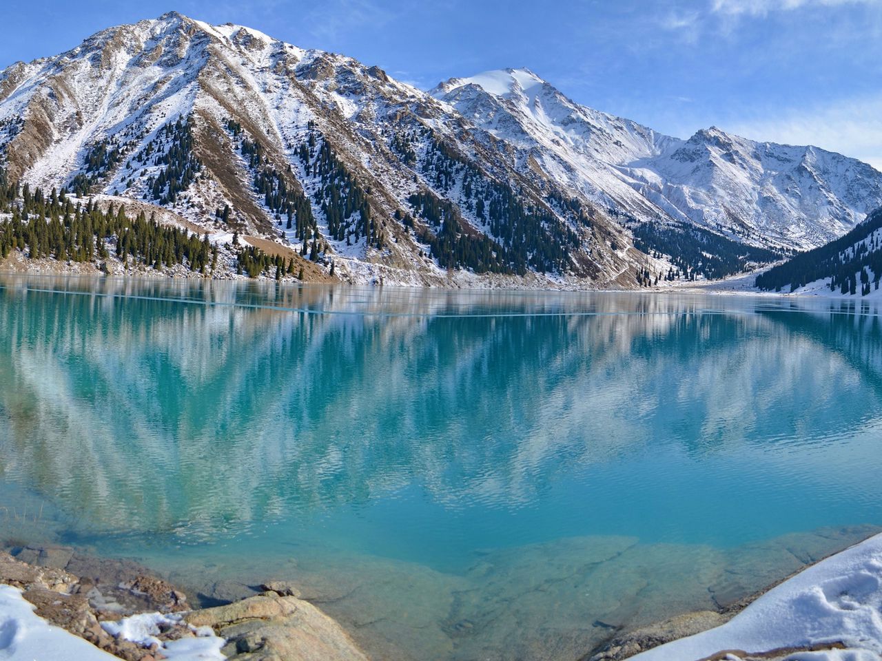 Глубокие горные озера. Горы зимой. Озеро в горах. Голубое озеро в горах. Горы озеро зима.