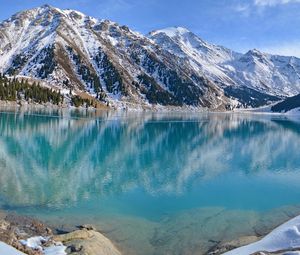 Превью обои голубая вода, озеро, горы, зима, снег, свежесть