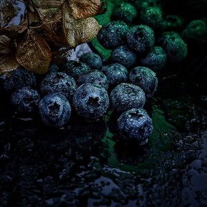 Превью обои голубика, ягоды, капли, вода, листья, макро