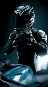Превью обои гонщик, черный, мотоцикл, шлем