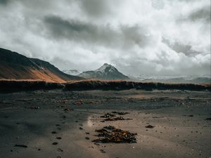 Превью обои гора, берег, песок, следы, пейзаж