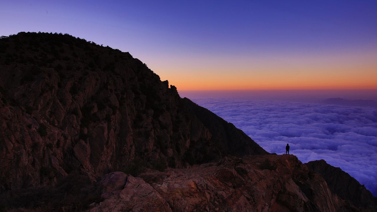 Обои гора, человек, одиночество, облака, эль-баха, саудовская аравия