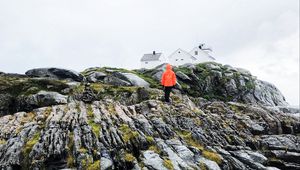 Превью обои гора, человек, возвышенность, зима, норвегия