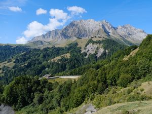 Превью обои гора, деревья, дом, дорога, природа, пейзаж