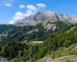 Превью обои гора, деревья, дом, дорога, природа, пейзаж