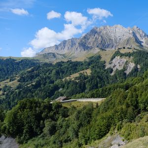 Превью обои гора, деревья, дом, дорога, природа, пейзаж