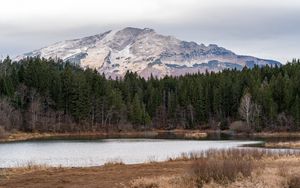 Превью обои гора, деревья, река, берег, природа