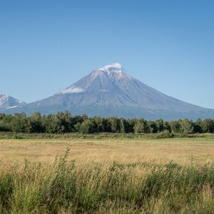 Превью обои гора, долина, трава, деревья, пейзаж, природа