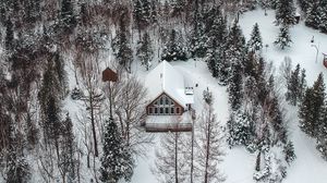 Превью обои гора, дом, вид сверху, деревья, снег, зима