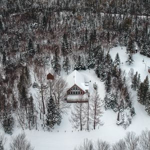 Превью обои гора, дом, вид сверху, деревья, снег, зима