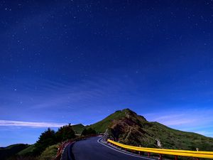 Превью обои гора, дорога, поворот, звездное небо, тайвань