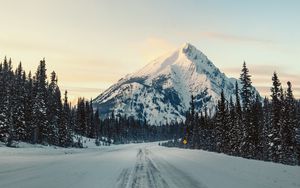 Превью обои гора, дорога, снег, зима, деревья, пейзаж