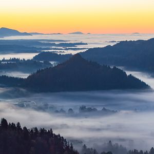 Превью обои гора, лес, холмы, туман, вид, пейзаж