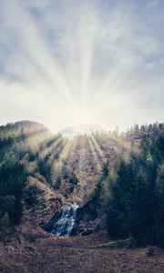 Превью обои гора, лес, лучи, яркий, склон, водопад