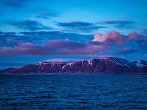 Превью обои гора, море, облака, пурпурный, исландия