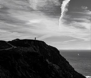 Превью обои гора, небо, море, чб