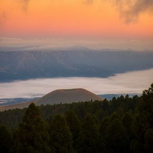 Превью обои гора, облака, деревья, сумерки, пейзаж
