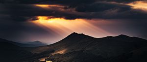 Превью обои гора, облака, лучи, свет, темный