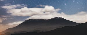 Превью обои гора, облака, звезды, сумерки, длинная выдержка