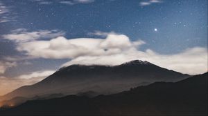 Превью обои гора, облака, звезды, сумерки, длинная выдержка