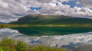 Превью обои гора, отражени, пейзаж, озеро, облака