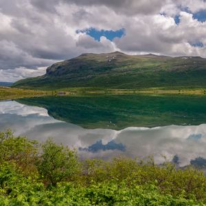 Превью обои гора, отражени, пейзаж, озеро, облака