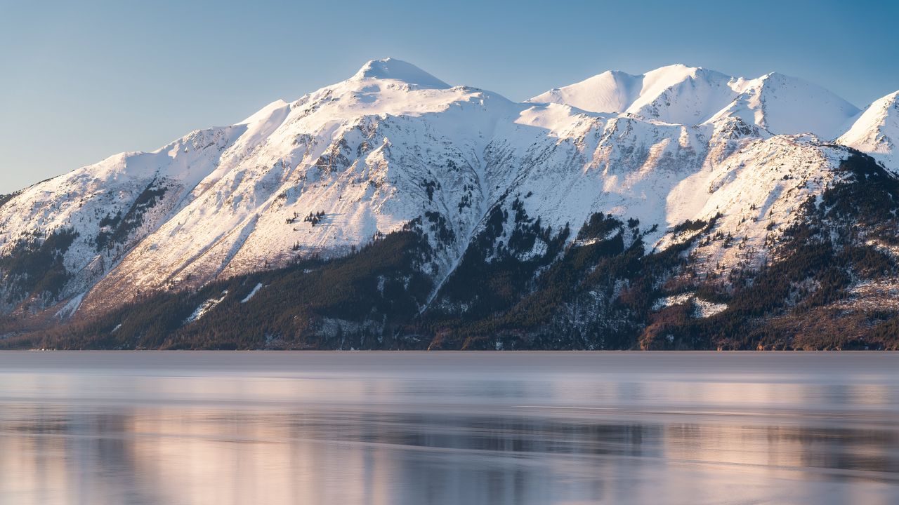 фотография заснеженного озера на алтае