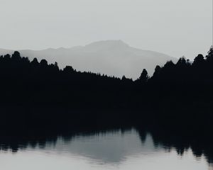 Превью обои гора, озеро, туман, чб, пейзаж